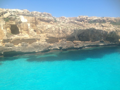 Le acque di Favignana, se non ci fosse la roccia non si distinguerebbe tra cielo e mare... la magia di una natura unica!