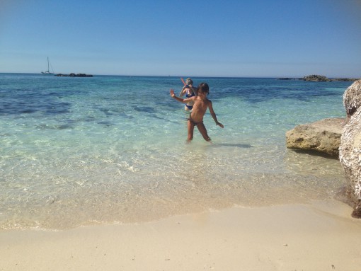 Una delle meravigliose spiagge di Favignana con una piccola... ancora non meditante!