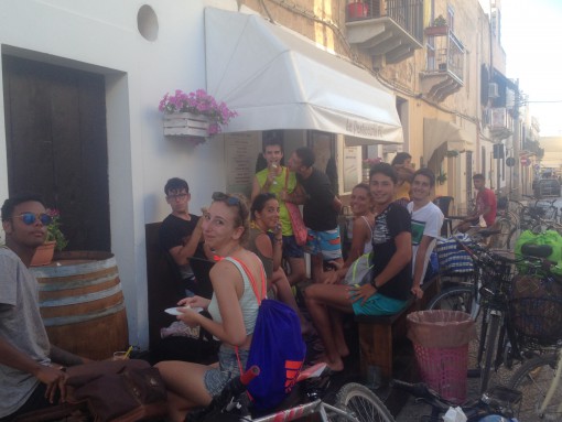 In Sicilia va sempre a finire a schifìo ... in pasticceria!!!!