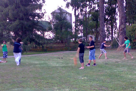 Momenti di pausa: Matteo e Lorenzo combattono a colpi di karate, Edoardo e Michele con i bastoni, Cristiano gioca con la palla e Maurizio... contempla