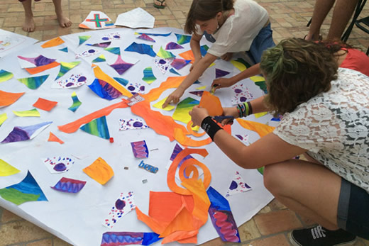 Fase 3: ritagliare e incollare pezzi di alcuni disegni dei ragazzi. Sacrificare parti di sé per un disegno comune.