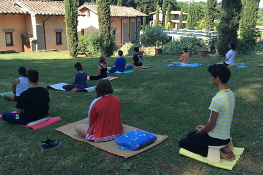 I Guerrieri della Luce meditano. Tutte le paure sfioriscono in un alito di vento e una Gioia sconosciuta dilaga nel cuore.